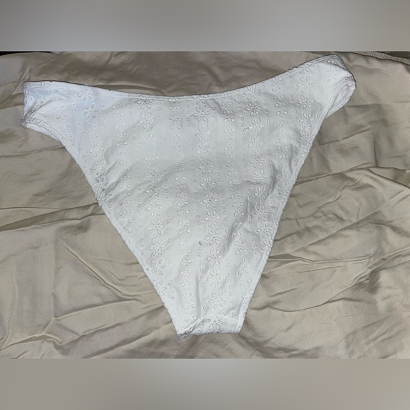 NWOT - Hollister White Eyelet High Leg Swim Bottoms - Size XL - Picture 3 of 3